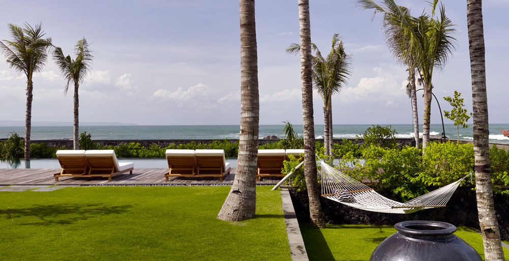 Arnalaya Beach House - Pool area with a fantastic view of the sea